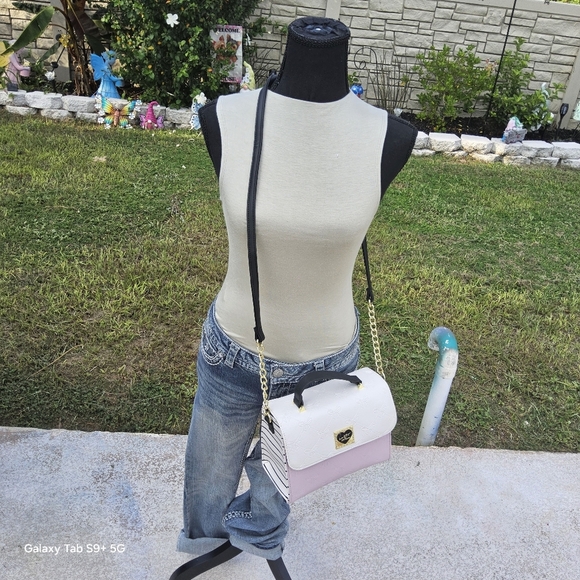 BETSEY JOHNSON WHITE/PINK EMBOSSED BOWS SQUARE LUV BETSEY CROSSBODY - Picture 4 of 5